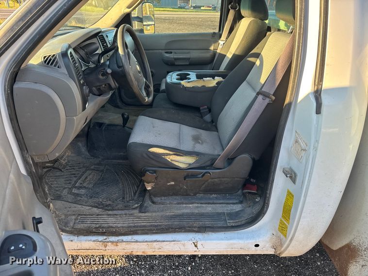 image for item EM8440 2007 Chevrolet Silverado 3500HD utility bed pickup truck