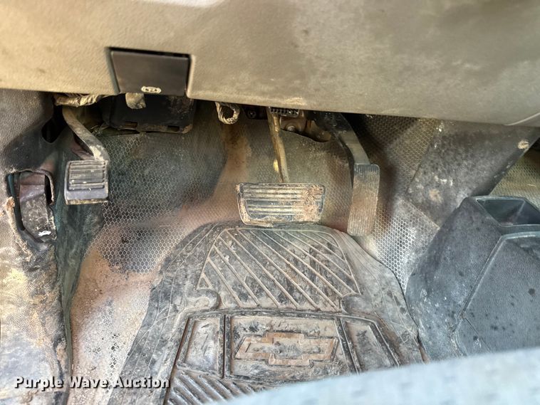 image for item EM8440 2007 Chevrolet Silverado 3500HD utility bed pickup truck