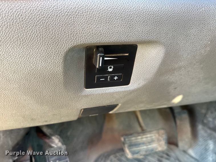 image for item EM8440 2007 Chevrolet Silverado 3500HD utility bed pickup truck