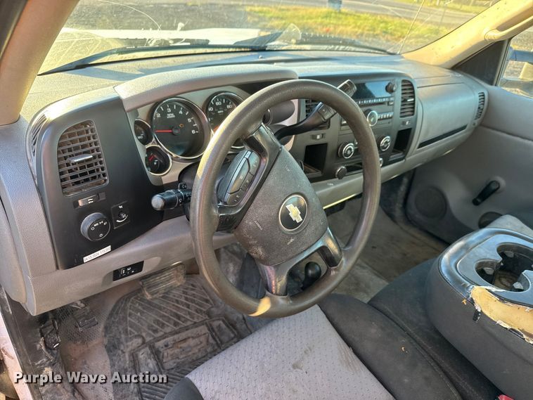 image for item EM8440 2007 Chevrolet Silverado 3500HD utility bed pickup truck