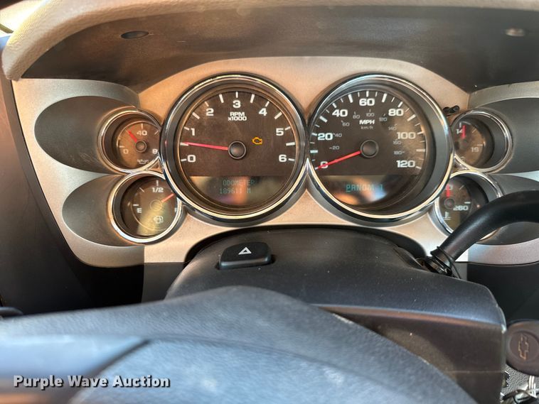 image for item EM8440 2007 Chevrolet Silverado 3500HD utility bed pickup truck