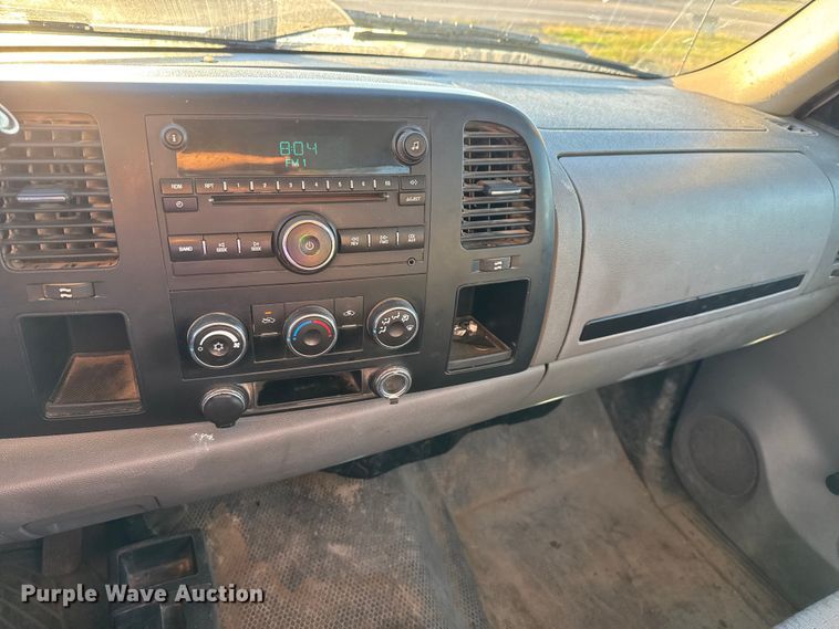 image for item EM8440 2007 Chevrolet Silverado 3500HD utility bed pickup truck