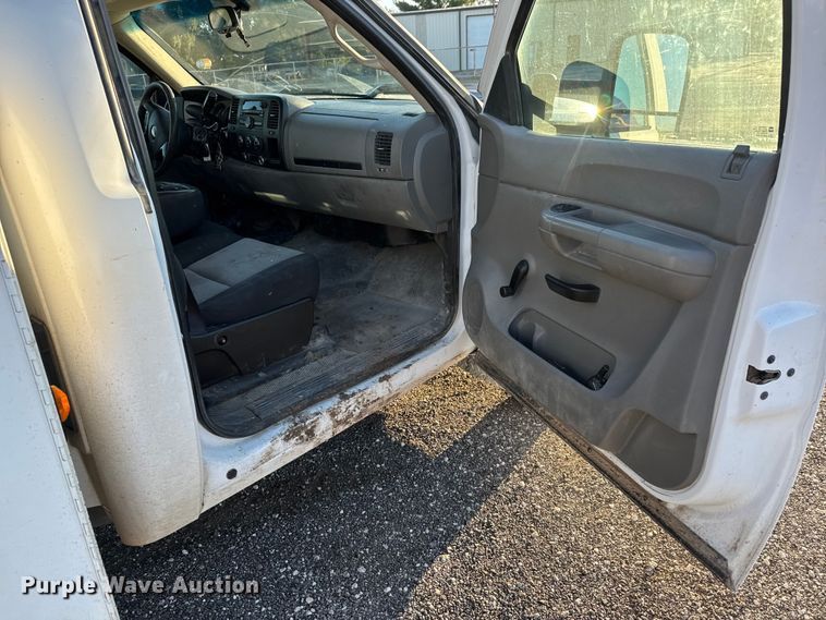 image for item EM8440 2007 Chevrolet Silverado 3500HD utility bed pickup truck