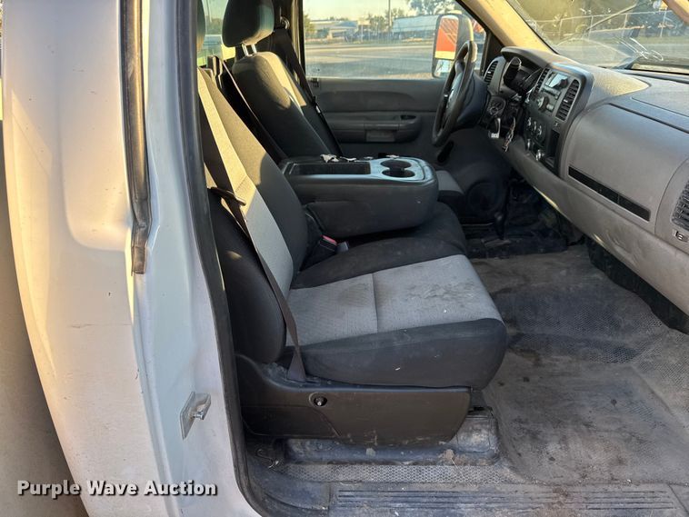 image for item EM8440 2007 Chevrolet Silverado 3500HD utility bed pickup truck