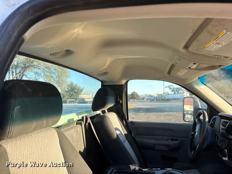 image for item EM8440 2007 Chevrolet Silverado 3500HD utility bed pickup truck