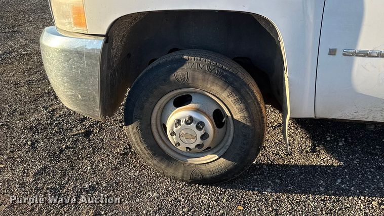 image for item EM8440 2007 Chevrolet Silverado 3500HD utility bed pickup truck