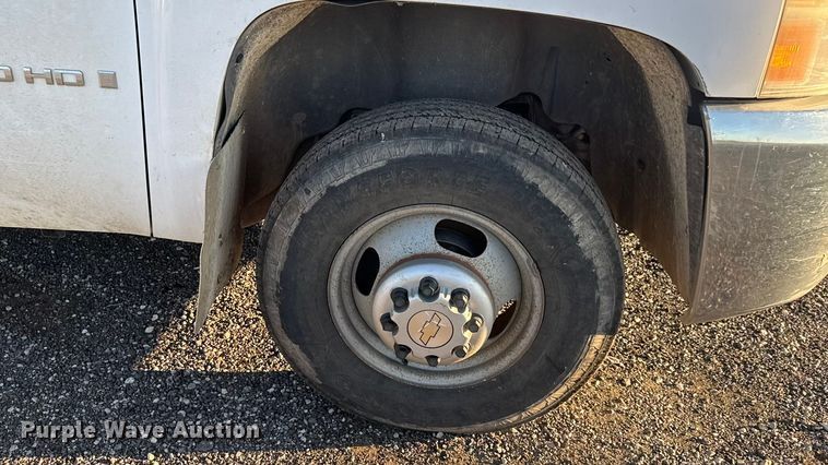 image for item EM8440 2007 Chevrolet Silverado 3500HD utility bed pickup truck