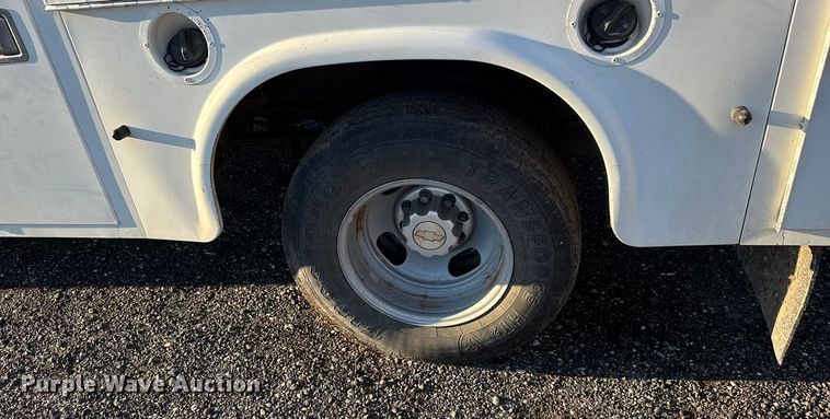 image for item EM8440 2007 Chevrolet Silverado 3500HD utility bed pickup truck