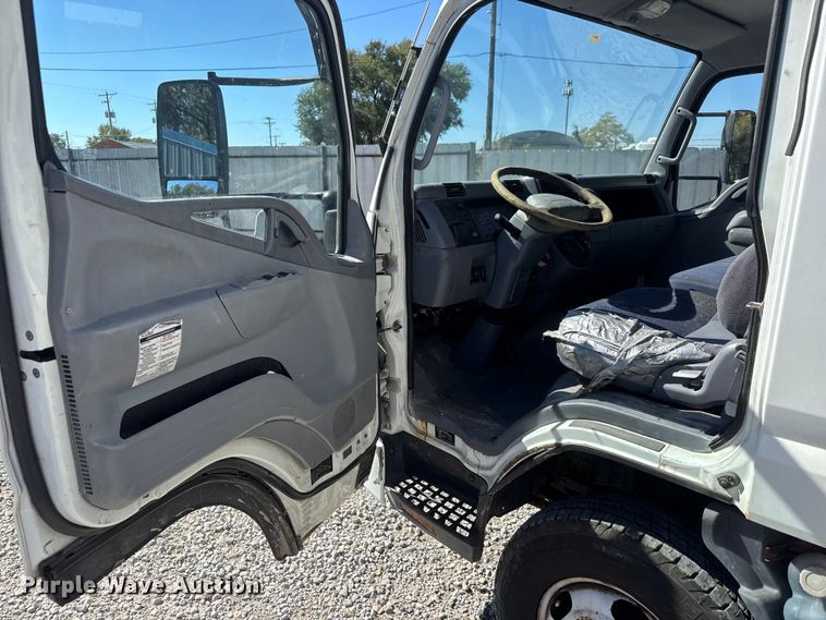 image for item EM8444 2007 Mitsubishi Fuso Fuso FE84D box truck