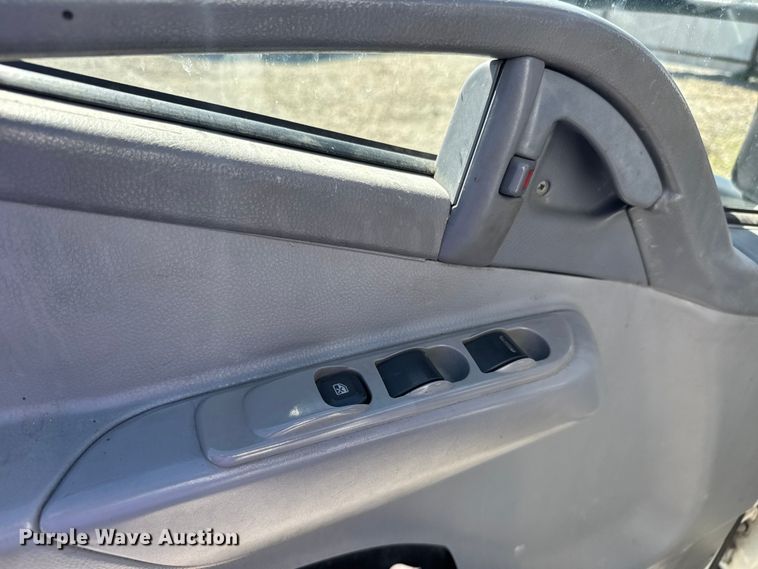 image for item EM8444 2007 Mitsubishi Fuso Fuso FE84D box truck