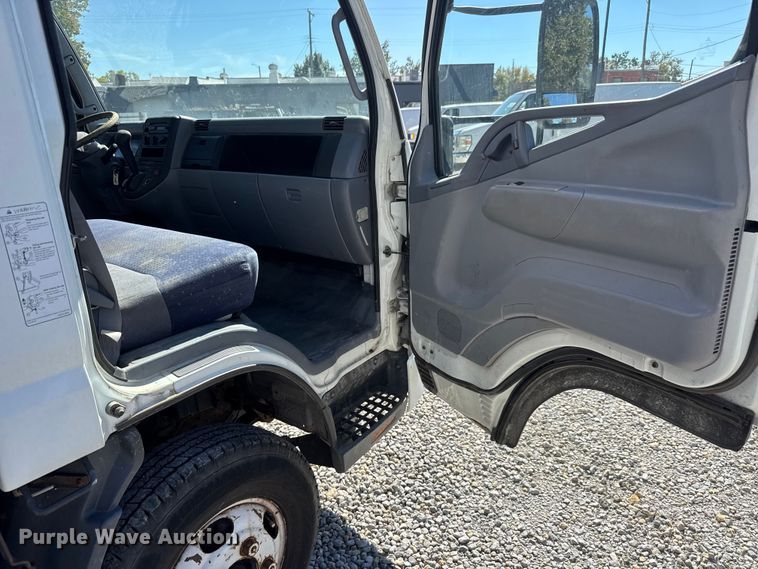 image for item EM8444 2007 Mitsubishi Fuso Fuso FE84D box truck