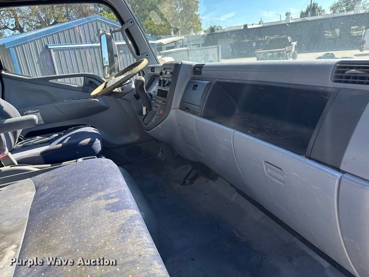 image for item EM8444 2007 Mitsubishi Fuso Fuso FE84D box truck