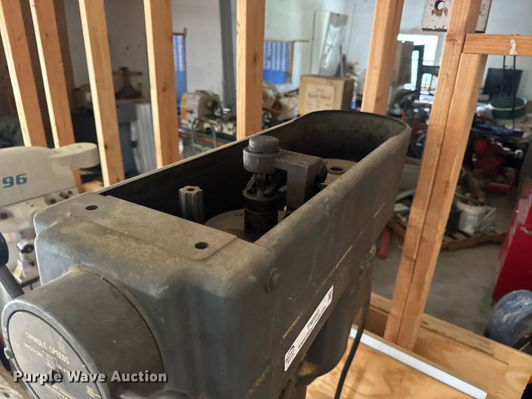 image for item EN0542 Clausing Series 22V-1 drill press