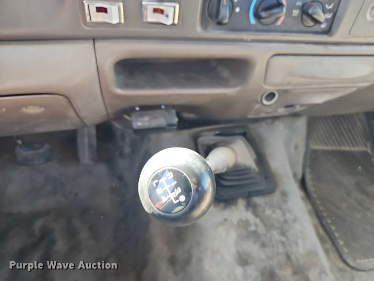 image for item EO4719 2001 Ford F450 Super Duty utility / service truck