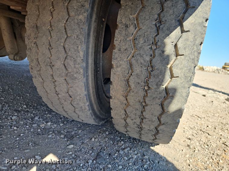 image for item EO4719 2001 Ford F450 Super Duty utility / service truck