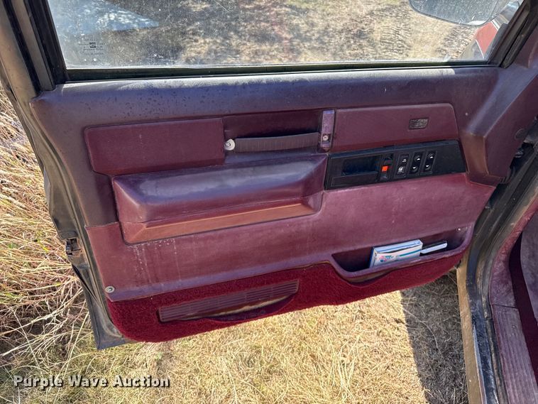 image for item EP0731 1989 Chevrolet K2500 pickup truck