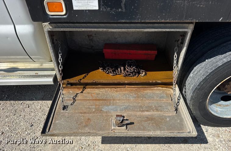 image for item ER0045 2001 Ford F450 Super Duty flatbed truck