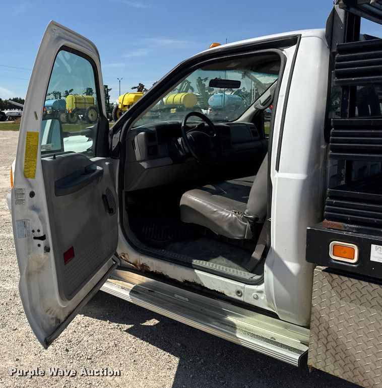 image for item ER0045 2001 Ford F450 Super Duty flatbed truck