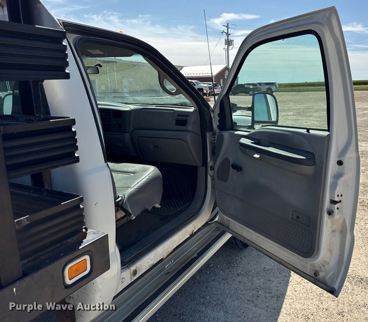 image for item ER0045 2001 Ford F450 Super Duty flatbed truck