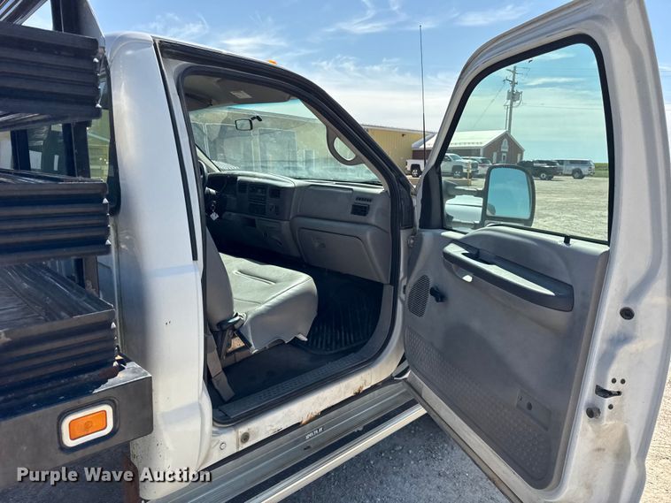 image for item ER0045 2001 Ford F450 Super Duty flatbed truck