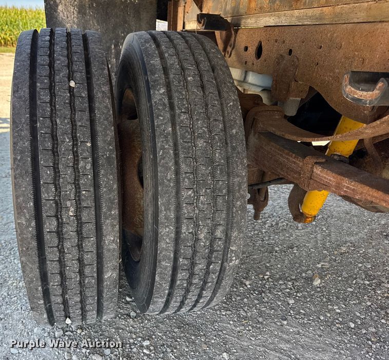 image for item ER0045 2001 Ford F450 Super Duty flatbed truck