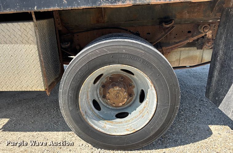 image for item ER0045 2001 Ford F450 Super Duty flatbed truck