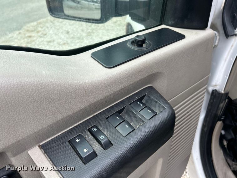 image for item ET3133 2008 Ford F250 Super Duty XLT Crew Cab pickup truck