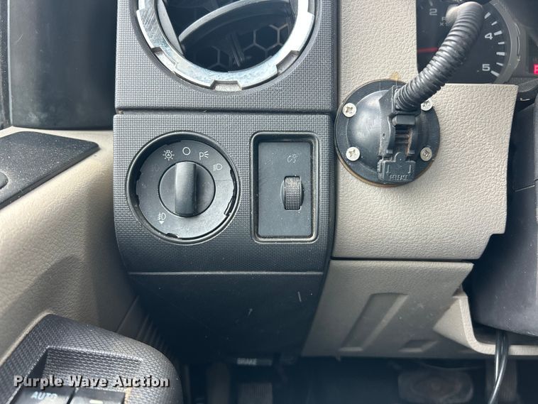 image for item ET3133 2008 Ford F250 Super Duty XLT Crew Cab pickup truck