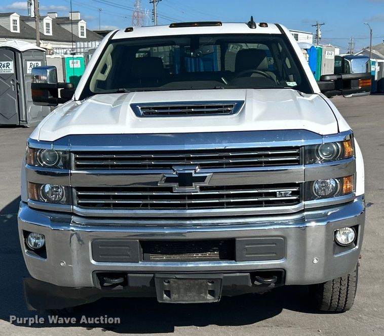 image for item ET3219 2019 Chevrolet Silverado 3500HD Crew Cab pickup truck