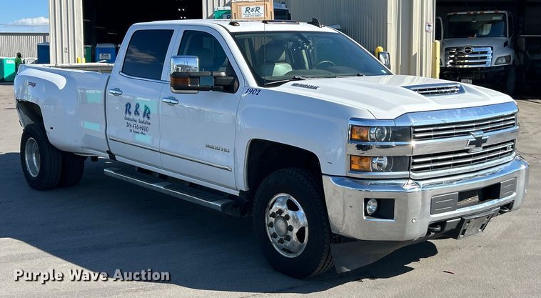 image for item ET3219 2019 Chevrolet Silverado 3500HD Crew Cab pickup truck