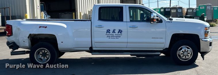 image for item ET3219 2019 Chevrolet Silverado 3500HD Crew Cab pickup truck