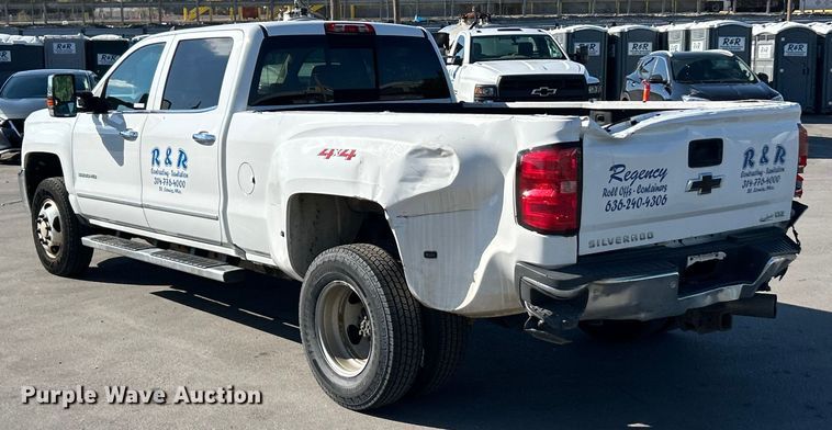image for item ET3219 2019 Chevrolet Silverado 3500HD Crew Cab pickup truck