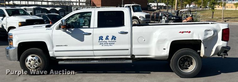 image for item ET3219 2019 Chevrolet Silverado 3500HD Crew Cab pickup truck