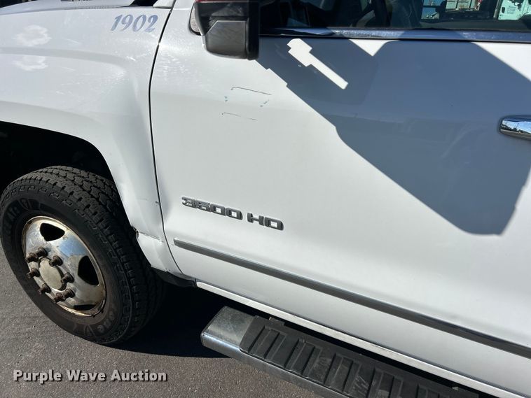 image for item ET3219 2019 Chevrolet Silverado 3500HD Crew Cab pickup truck