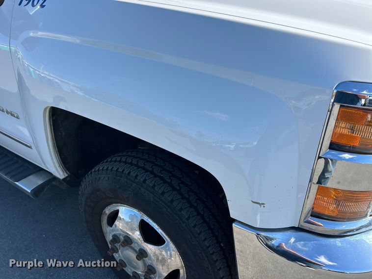 image for item ET3219 2019 Chevrolet Silverado 3500HD Crew Cab pickup truck