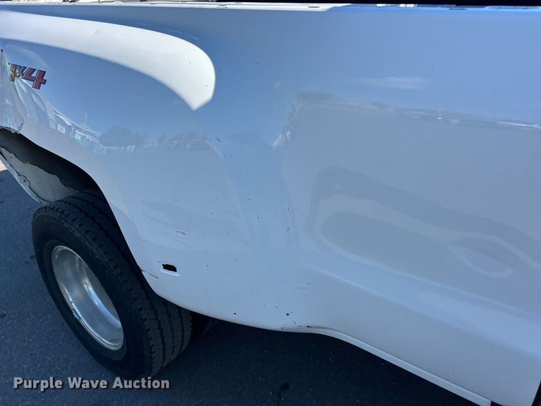 image for item ET3219 2019 Chevrolet Silverado 3500HD Crew Cab pickup truck