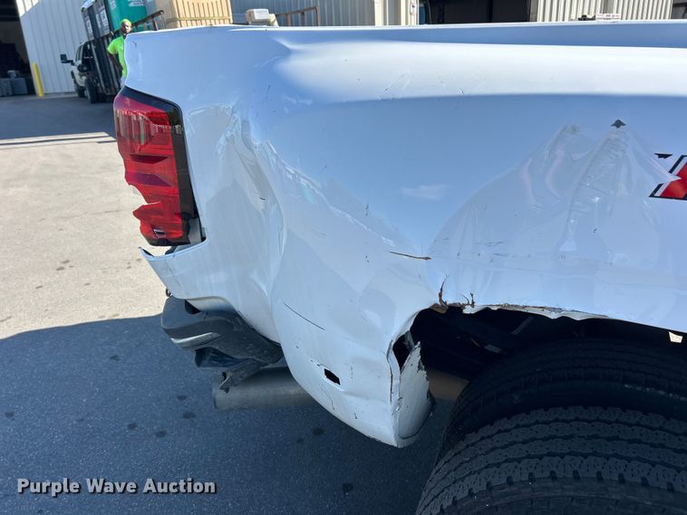 image for item ET3219 2019 Chevrolet Silverado 3500HD Crew Cab pickup truck