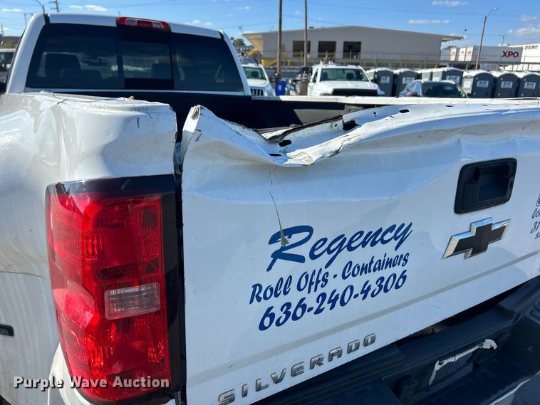 image for item ET3219 2019 Chevrolet Silverado 3500HD Crew Cab pickup truck