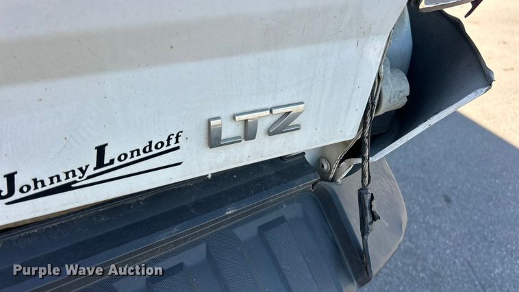 image for item ET3219 2019 Chevrolet Silverado 3500HD Crew Cab pickup truck