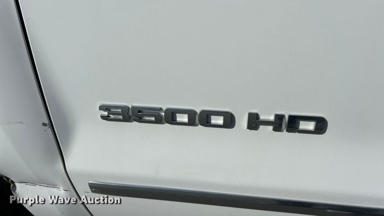 image for item ET3219 2019 Chevrolet Silverado 3500HD Crew Cab pickup truck