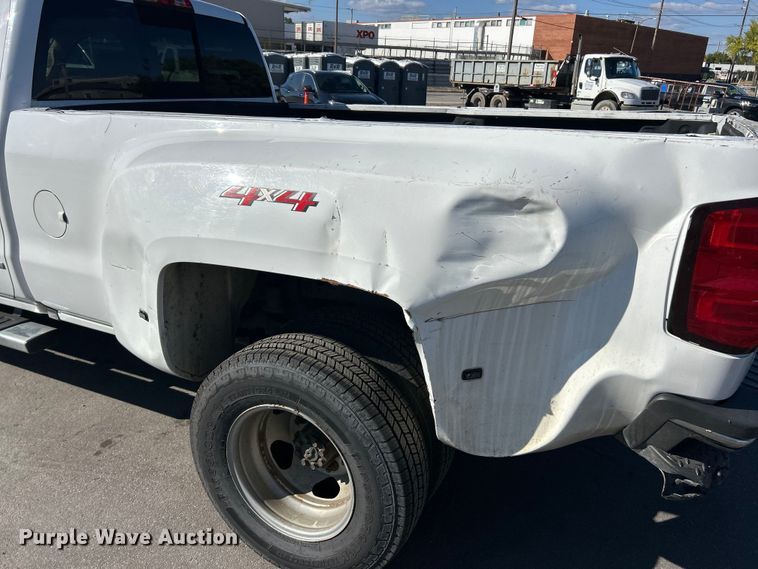 image for item ET3219 2019 Chevrolet Silverado 3500HD Crew Cab pickup truck