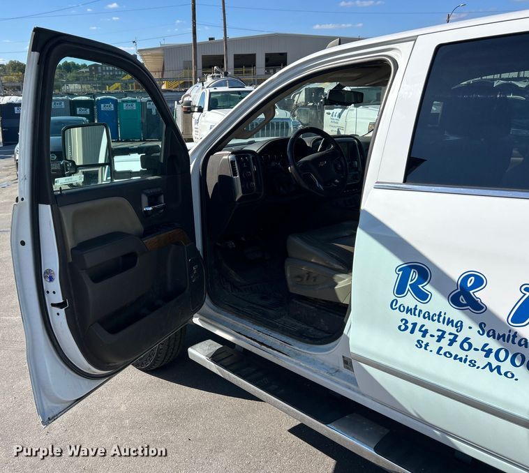 image for item ET3219 2019 Chevrolet Silverado 3500HD Crew Cab pickup truck