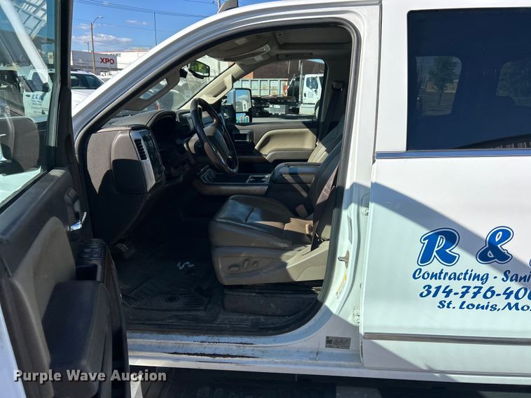 image for item ET3219 2019 Chevrolet Silverado 3500HD Crew Cab pickup truck