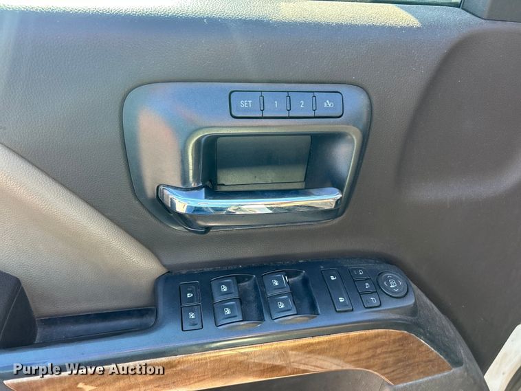 image for item ET3219 2019 Chevrolet Silverado 3500HD Crew Cab pickup truck