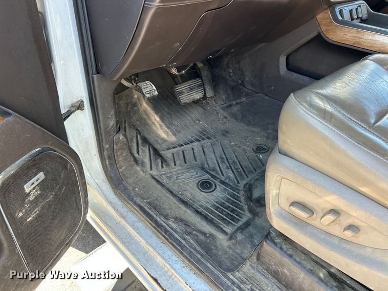 image for item ET3219 2019 Chevrolet Silverado 3500HD Crew Cab pickup truck