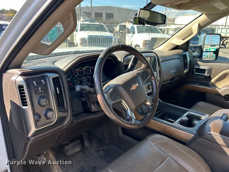 image for item ET3219 2019 Chevrolet Silverado 3500HD Crew Cab pickup truck