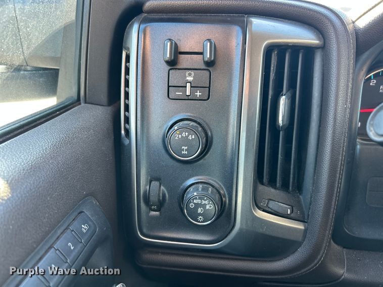 image for item ET3219 2019 Chevrolet Silverado 3500HD Crew Cab pickup truck