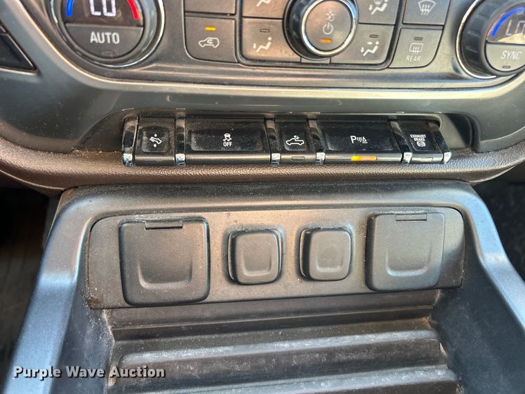 image for item ET3219 2019 Chevrolet Silverado 3500HD Crew Cab pickup truck