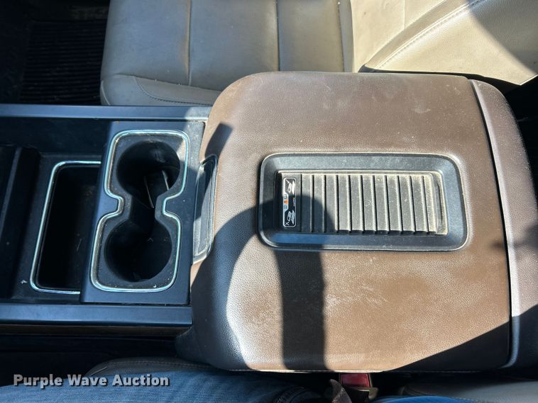 image for item ET3219 2019 Chevrolet Silverado 3500HD Crew Cab pickup truck