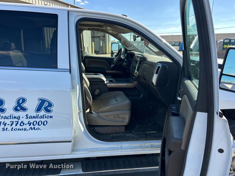 image for item ET3219 2019 Chevrolet Silverado 3500HD Crew Cab pickup truck